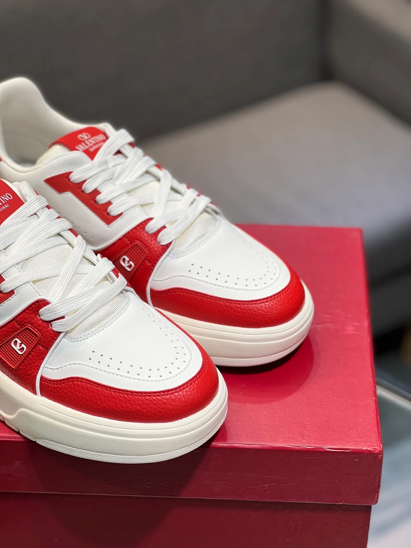 Men's men's shoes 💰660 𝑽𝒂𝒍𝒆𝒏𝒕𝒊𝒏𝒐 Valentino 𝑶𝒏𝒆𝑺𝒕𝒖𝒅 Couple's sneaker series Valentino 2025 latest couple's sneakers, celebrity style, hot sale. The original ZP was purchased and dismantled. Repeated pattern making and modification. I strive to restore the original version 1:1! Top luxury masterpiece, soft and comfortable, combining fashion and leisure, bringing excellent elegant texture and excellent on-foot comfort. Top purchase version upper: imported calfskin surface/original oil edge craftsmanship. Inner: water-dyed cowhide lining. Outsole: original development 𝐓𝐏𝐔 two-color combination outsole. Packaging: original configuration complete package. Code number: 35-44 yards. 34.45 can be customized. Can be customized (self-labeled-no label) order.